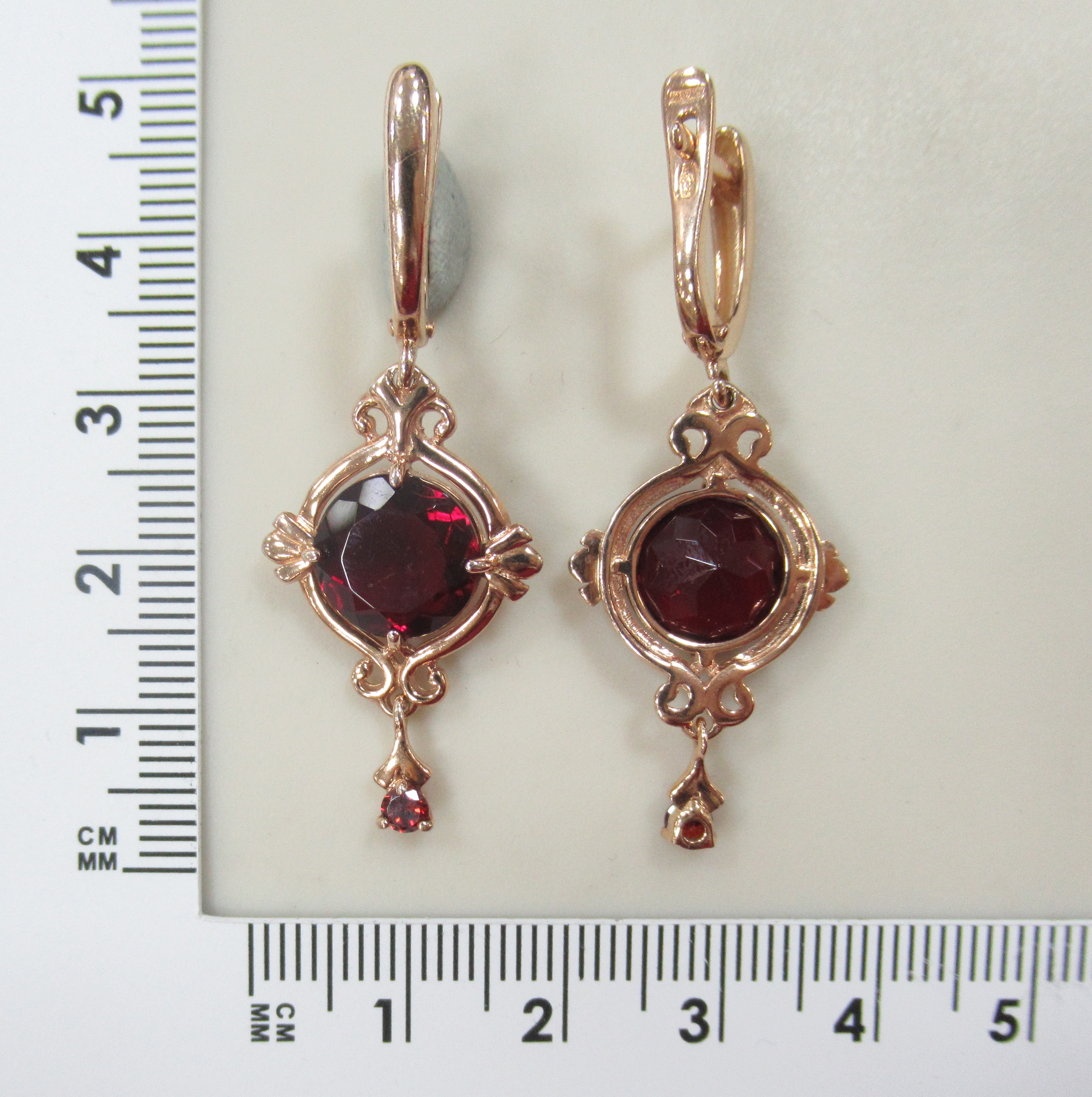 Серебряные серьги 925 пробы; вставки 2 Пл. Кварц цв.гранат; 2 Куб. Цирконий красн.;